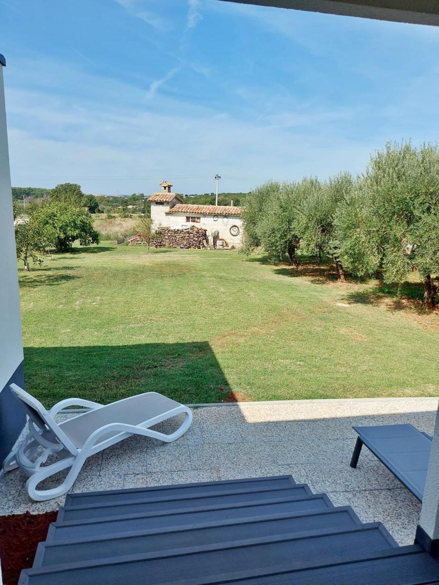 Modern Family House Lucia With Big Garden Pula